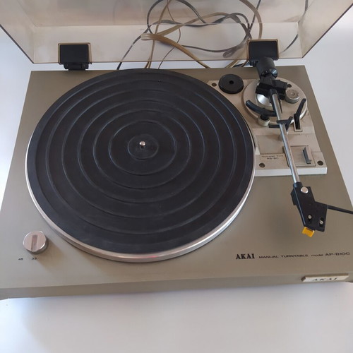 Akai AP B10C turntable used, very good condition with minor damage