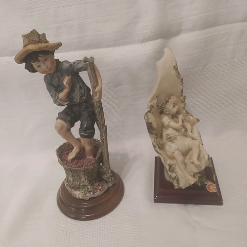 Decorative figures like new, Italian porcelain with wooden base