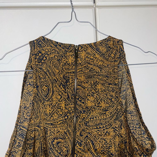 Strass Exclusive sleeveless top like new with pleated neckline and paisley print