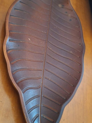 Decorative leaf-shaped tray used, made of MDF