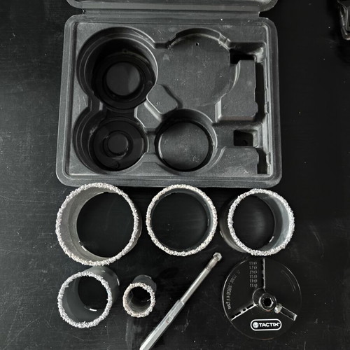 Tactix hole saw set like new, 5 sizes for metal brick tile
