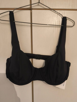 Roxy swim top size XL black new with underwire and adjustable straps