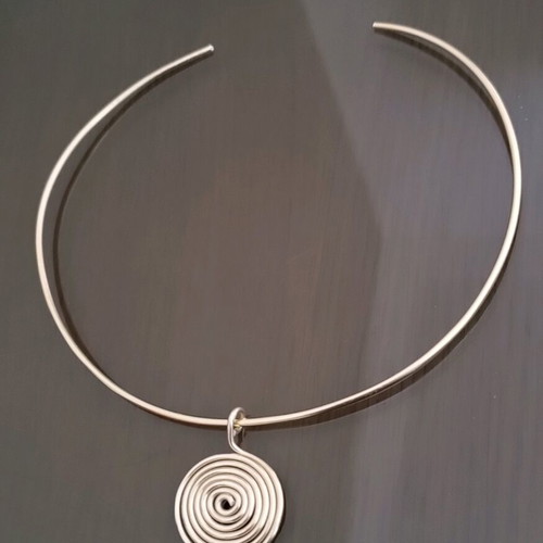 Necklace gold rod new with removable spiral made of aluminum wire