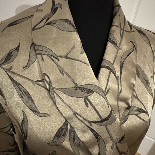 Elizabeth kimono robe size 46 satin with leaf pattern like new