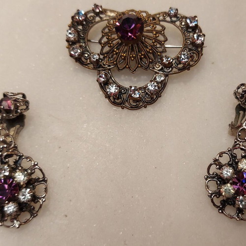 Vintage costume jewelry set like new, purple and silver