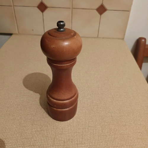 Wooden pepper mill used with steel mechanism