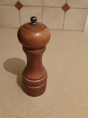 Wooden pepper mill used with steel mechanism
