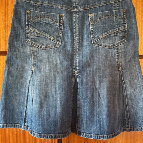 Vintage Y2K Denim Midi Skirt with Pleats and Decorative Stitching like new, blue