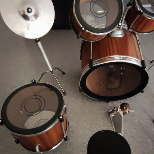 Miniature drum set like new, 8 pieces
