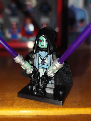 Φιγούρα Pab Solitus σαν καινούργιο με βάση, δύο μοβ lightsabers, μαύρη κάπα, αλυσίδα