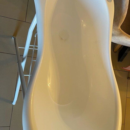 Baby bath tub like new with support frame and towel holder