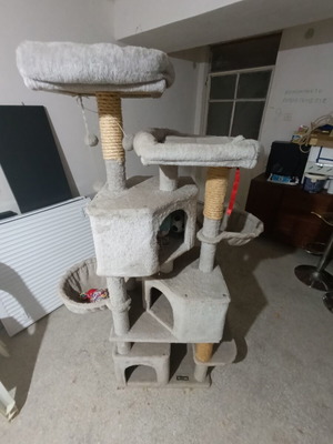 Feandrea Large Cat Tree like new with multiple levels and sisal scratching posts