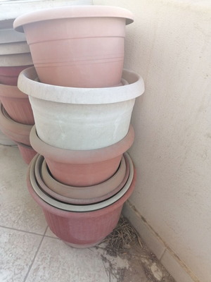 Plastic flower pots used, pack of 45, various sizes