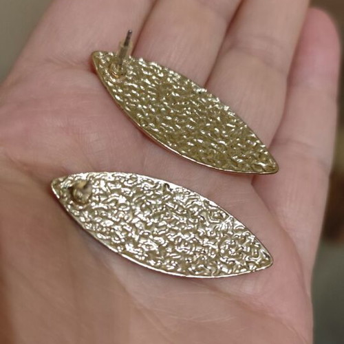 Leaf-shaped earrings used, gold color
