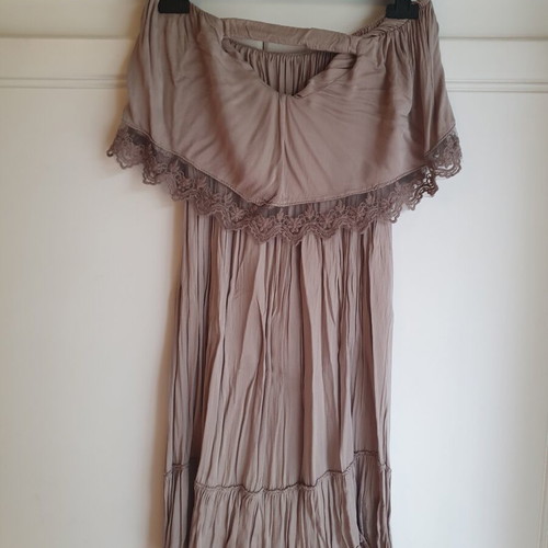 Strapless dress with ruffles medium size like new, beige