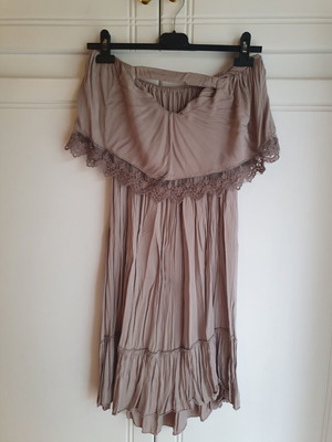 Strapless dress with ruffles medium size like new, beige