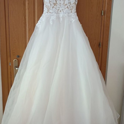 Wedding dress A-line size XS used with built-in cups and carrying case