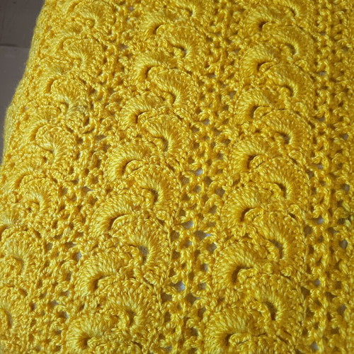 Vintage handmade wool knitted blanket in yellow, like new, 165x210 cm