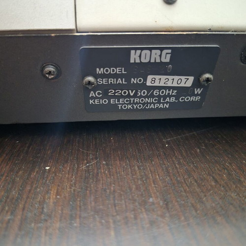 KORG synthesizer like new with case and memory cards