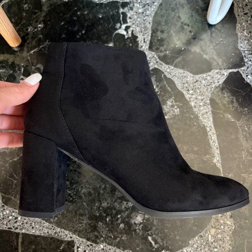 Voi Noi ankle boots with heel like new, black suede size 37