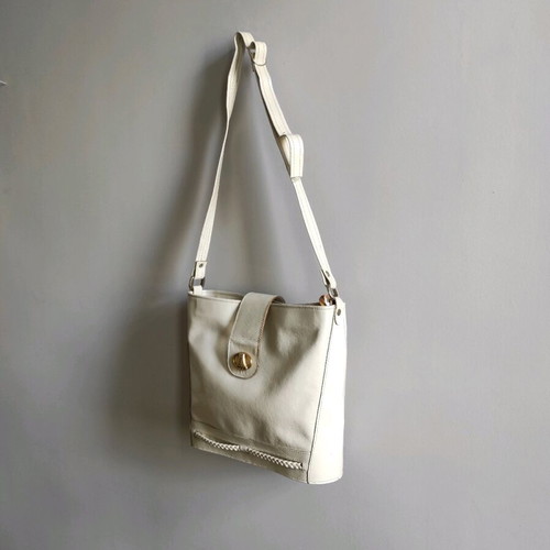 Leather bag used 17x23 cm with zipper and clasp