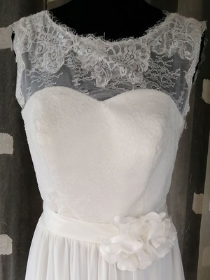 Wedding dress like new, white with lace bust and voile skirt, size XL