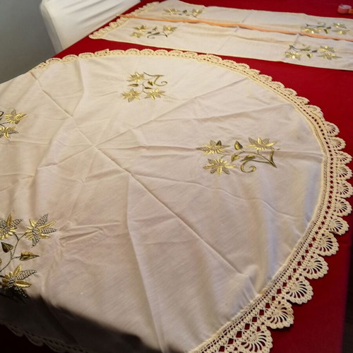 Handmade silk embroidery set of 3 pieces like new