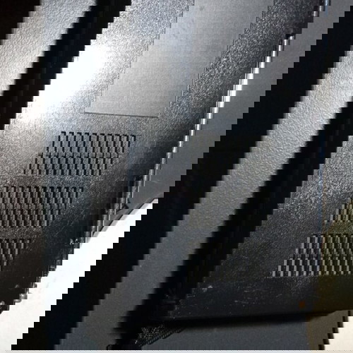 Παλιό ραδιόφωνο stereo μεταχειρισμένο με σημάδια λειτουργικό