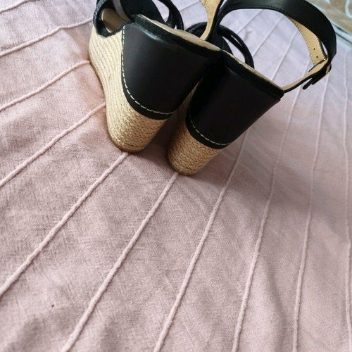 Hanna leather platform sandals size 39 black like new, almost unused