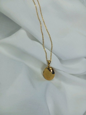 Steel necklace new with vintage details and opening