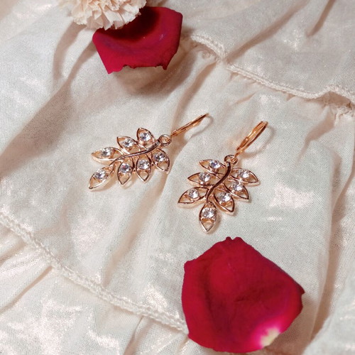Huggies earrings with gold leaves and rhinestones