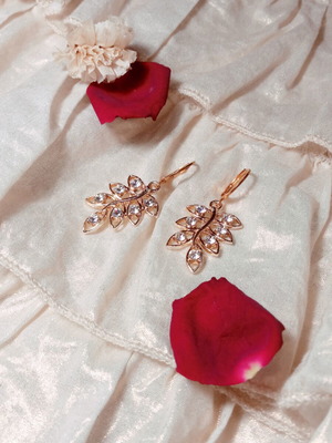 Huggies earrings with gold leaves and rhinestones