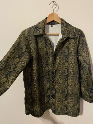Animal print shirt like new, olive black, thick fabric, size S