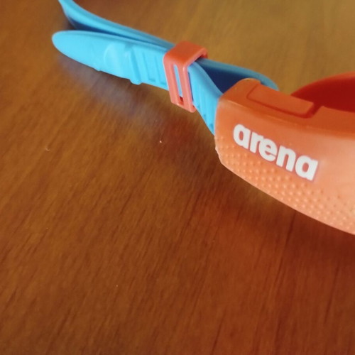 Children's goggles and Arena swim cap like new