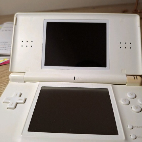 Nintendo DS Lite бял като нов с пълна кутия
