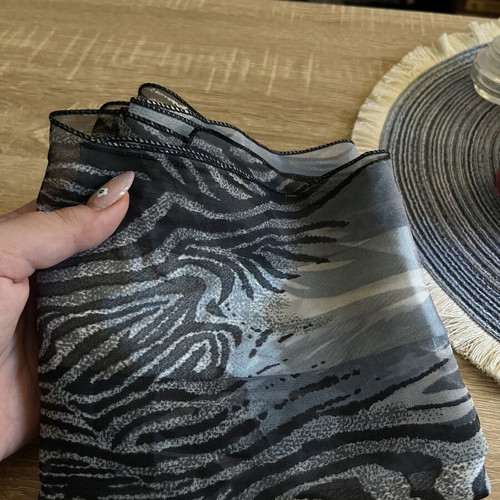 Scarf with zebra pattern multicolor, like new, Doca