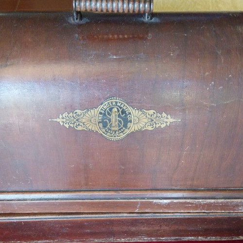 Singer vintage hand sewing machine used, functional