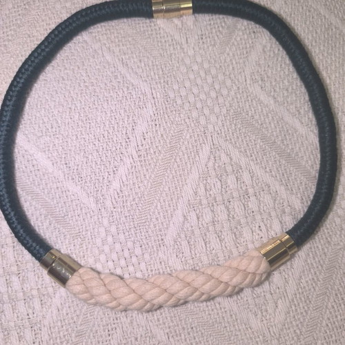 Necklace with clasp made of rope like new