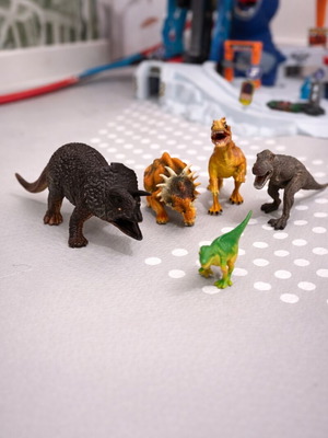 Dinosaur toy set new, 5 figures