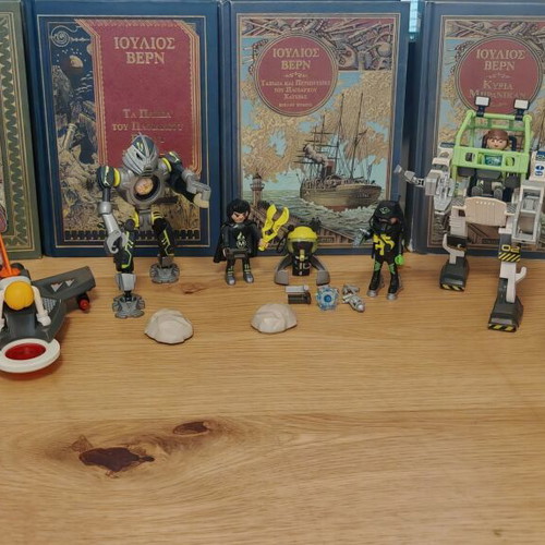 Playmobil space mission set like new with robot and exoskeletons