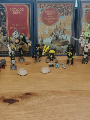 Playmobil space mission set like new with robot and exoskeletons