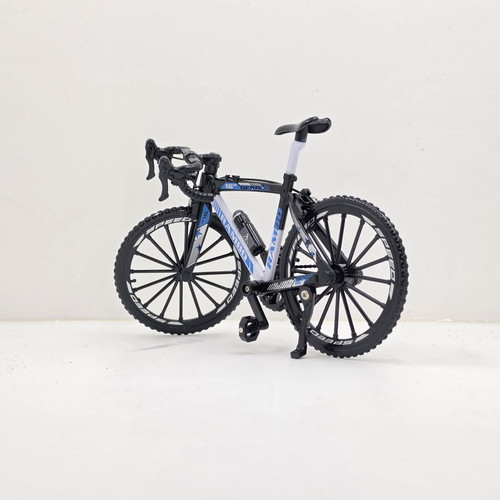 Road Bike 1:8 Scale Plastic Model like new