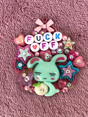 Розов kawaii медальон с мило зайче, като нов