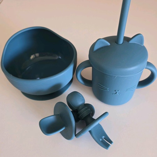 Baby feeding set like new silicone with suction cup