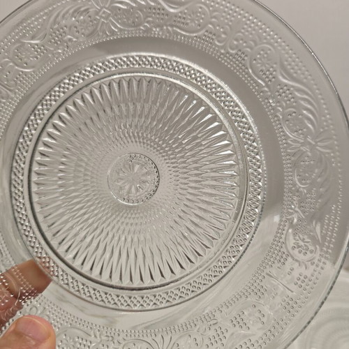 Vintage plates set of 6, one with small defect