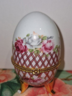 Limoge porcelain decorative egg like new