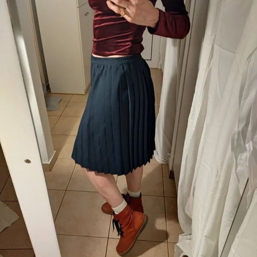 Crist pleated skirt like new, navy blue, size M/L