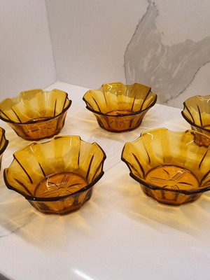 Dessert and ice cream bowls set of 6 like new
