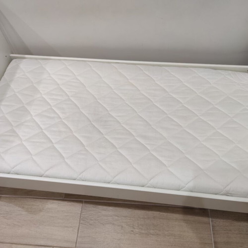 Baby cot convertible to preteen bed, like new, with Greco Strom mattress