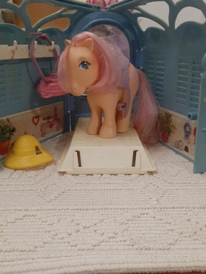 My Little Pony and Stable collectible like new